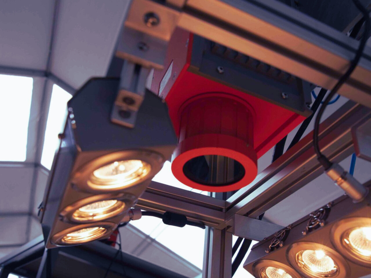 Specim SWIR mounted with halogen lights